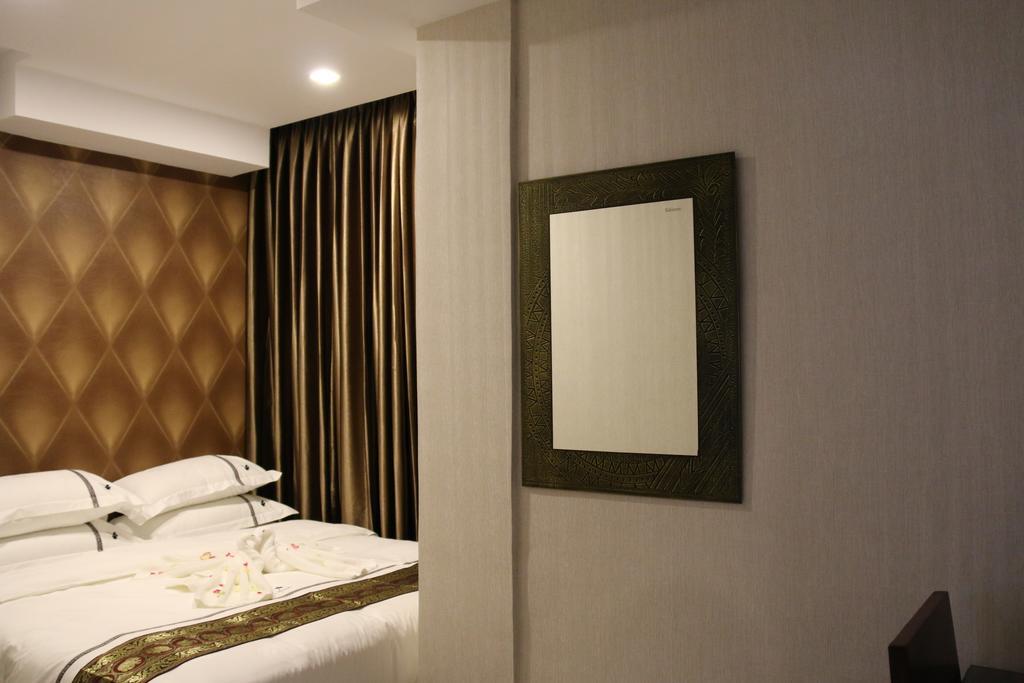8Day Hotel Янгон Номер фото
